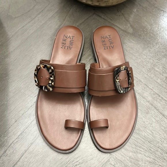 Naturalizer Finola Leather Buckle Detail Toe Loop Thong Sandals - Picture 4 of 11